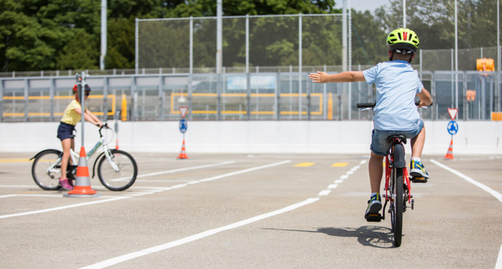 Zwei Radfahrer*innen im Verkehrspark Weyermannshaus.
