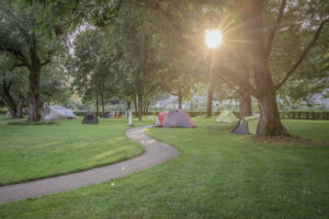 Mehrere Zelte auf der Zeltwiese des Campingplatz Eichholz.