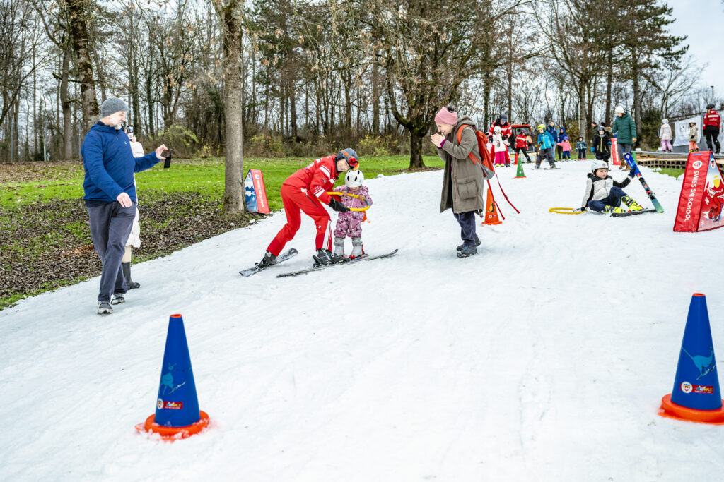 Erste Skiversuche auf der Skipiste Weyerman