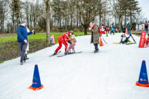 Erste Skiversuche auf der Skipiste Weyerman