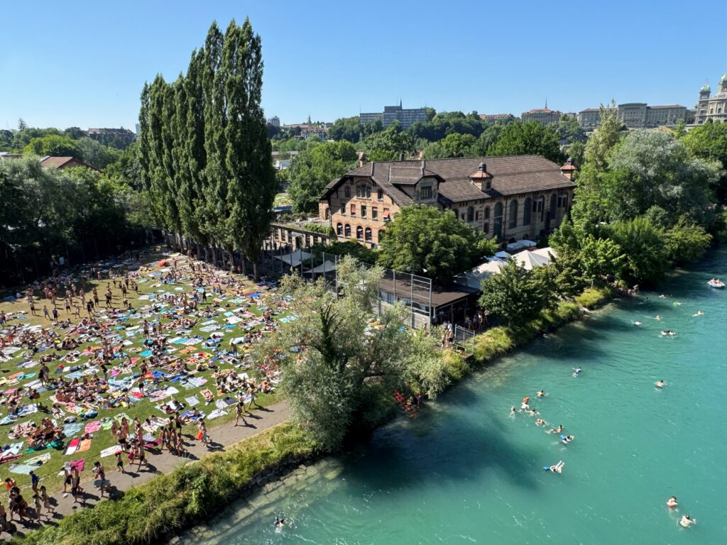 Sommerliche Szene mit vielen Menschen an der Aare