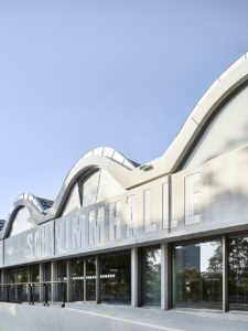 Aussenansicht der Schwimmhalle Neufeld