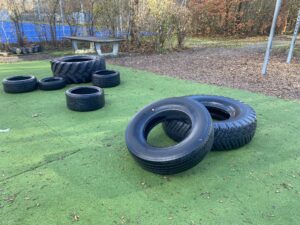 Gummireifein auf der Street-Workout-Anlage Bodenweid